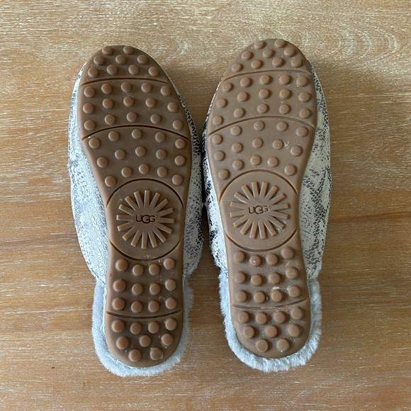 UGG Silver Snakeskin Loafer/Slide, Women's Size 7.5 - Picture 3 of 6